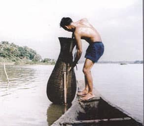 Pêcheur avec un piège en bambou